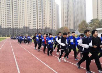 运动点燃青春校园，晨跑绽放生命活力