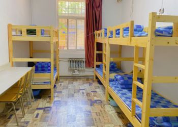 宿舍几人间？管理严格嘛？