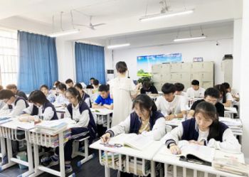 职高学校怎么保证和普高教学同步?