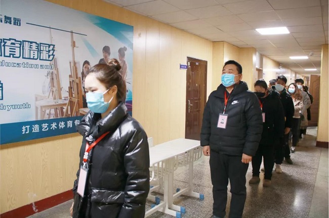 第二次全员核酸检测排队_陕西北方工程技术学校